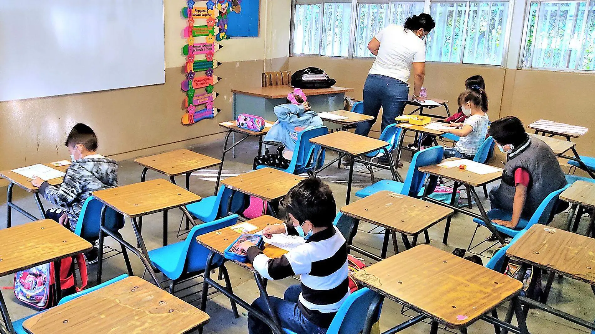 niños en salon de clases